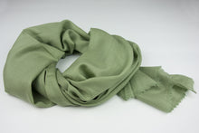 Lade das Bild in den Galerie-Viewer, Pashmina, 100% Kaschmir, Olivgrün (hell)

