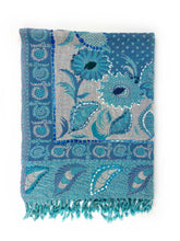 Lade das Bild in den Galerie-Viewer, Bestickter Wollschal mit floralen Ornamenten
