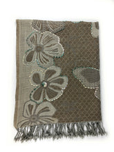 Lade das Bild in den Galerie-Viewer, Bestickter Wollschal in Beige
