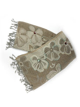Lade das Bild in den Galerie-Viewer, Bestickter Wollschal in Beige
