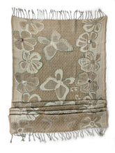 Lade das Bild in den Galerie-Viewer, Bestickter Wollschal in Beige
