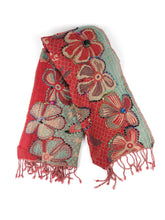 Lade das Bild in den Galerie-Viewer, Bestickter Wollschal mit Schmetterlingen
