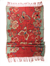 Lade das Bild in den Galerie-Viewer, Bestickter Wollschal mit Schmetterlingen
