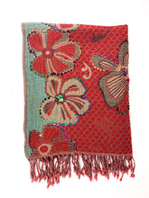 Lade das Bild in den Galerie-Viewer, Bestickter Wollschal mit Schmetterlingen
